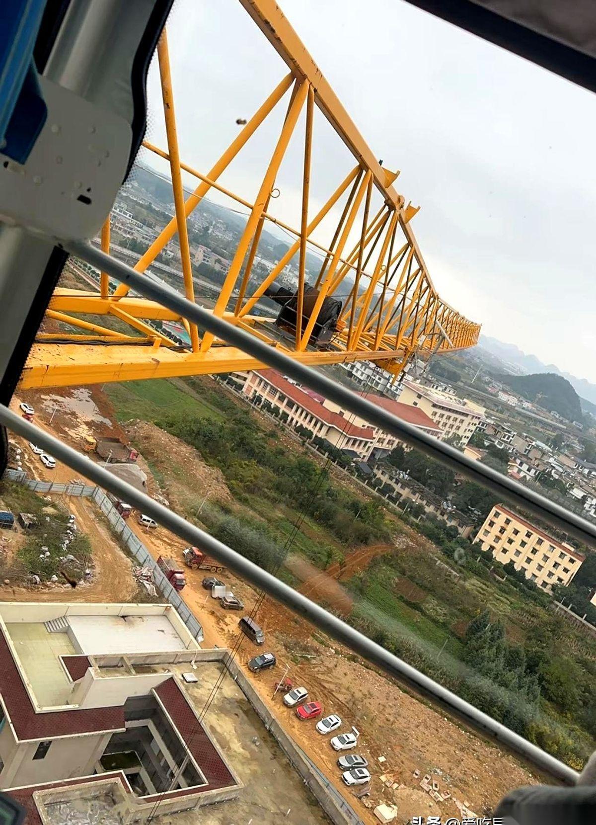 我说，银行约好了，咱把那八十万房贷，拿存款一次性还了得了。好家伙，他当场就从沙