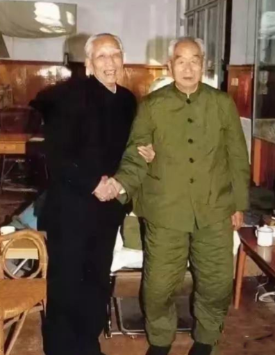 90年代，两位老将军的一张珍贵合影，你认得出他们是谁吗？在90年代的某个