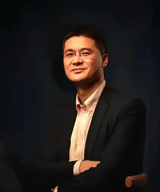 罗年轻的时候，总以为“多个朋友多条路”，于是饭局赶场、微信加人、逢人递烟，把大半