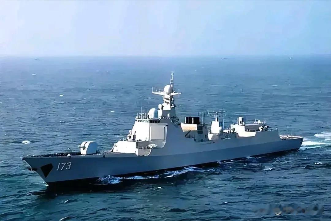 2023年3月，大连造船厂内，一艘通体灰色的战舰缓缓滑出船坞。尽管舰艏的白色舷号