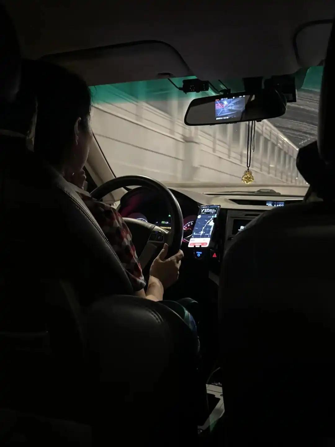 山西太原，男子凌晨坐出租车，发现司机走的路线和自己预想的不一样，怀疑对方绕路。