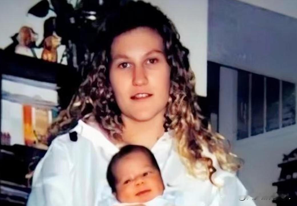 2002年，美国单亲妈妈莉迪亚，进行了4次亲子鉴定，结果让她崩溃：她亲自生的孩子