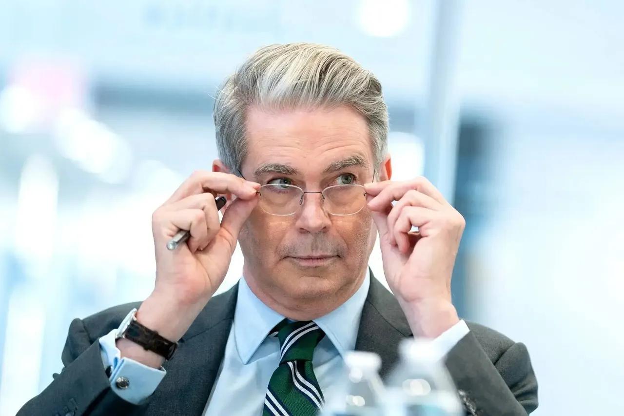 来自外媒11月3日的消息说，美国财政部长贝森特公开表示，如果继续限制稀土的出口，