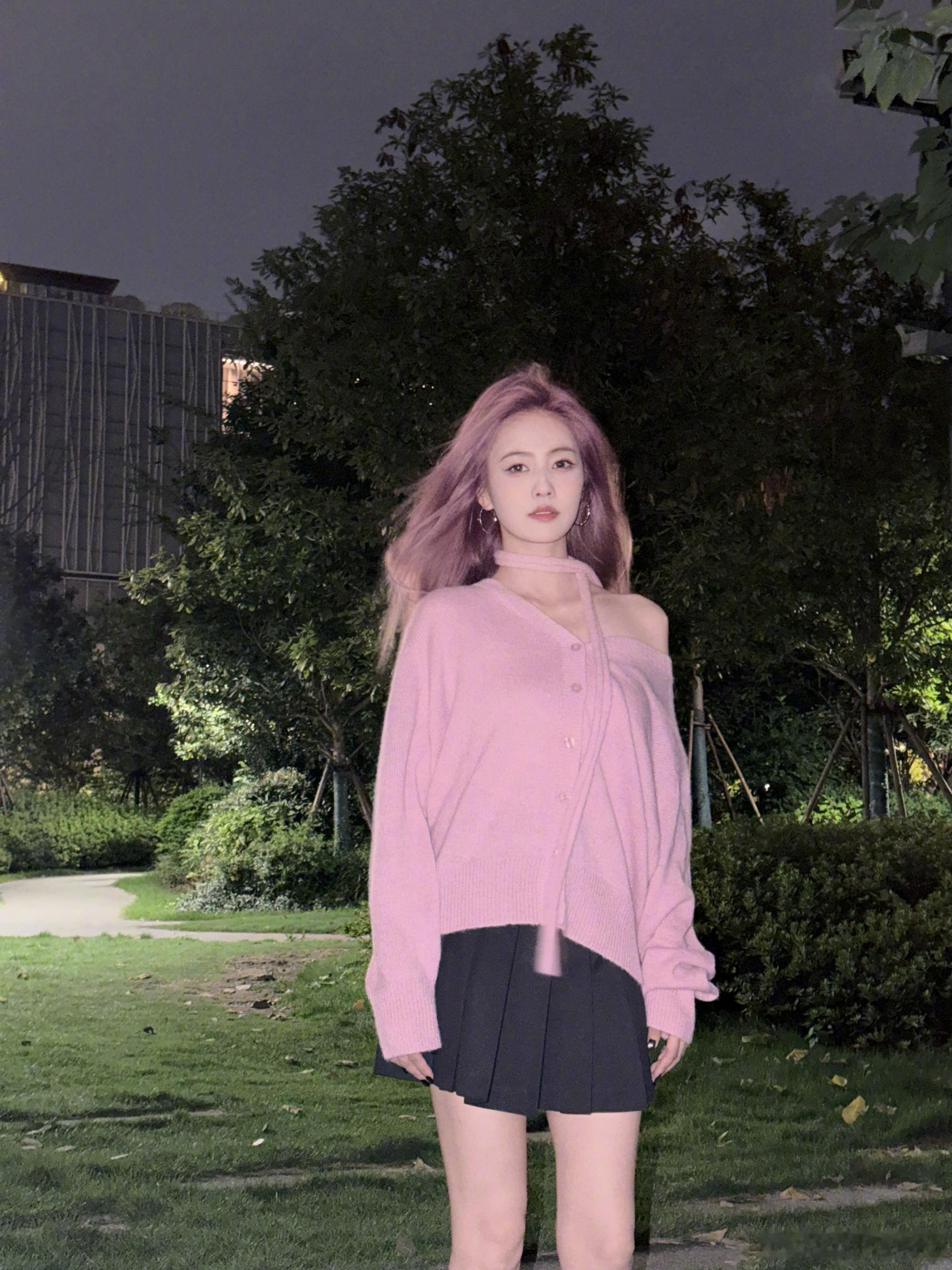 白鹿粉紫发色啊啊啊啊白鹿染粉紫发色！好美啊这个颜色衬着白鹿