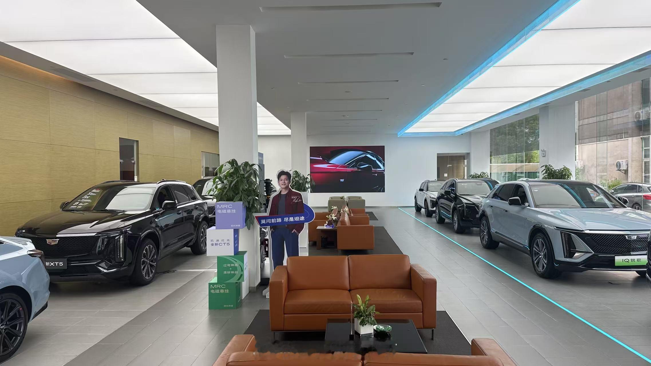 昨天同事去凯迪拉克4S探店，大家感受一下行情：CT522万，XT527万，