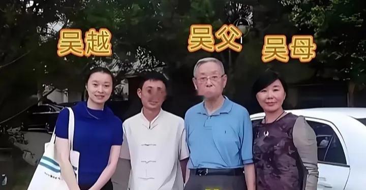 吴越家的生活小照吴越小时候长得太像她妈妈了，后来慢慢的才有她父亲的气度，如果她的