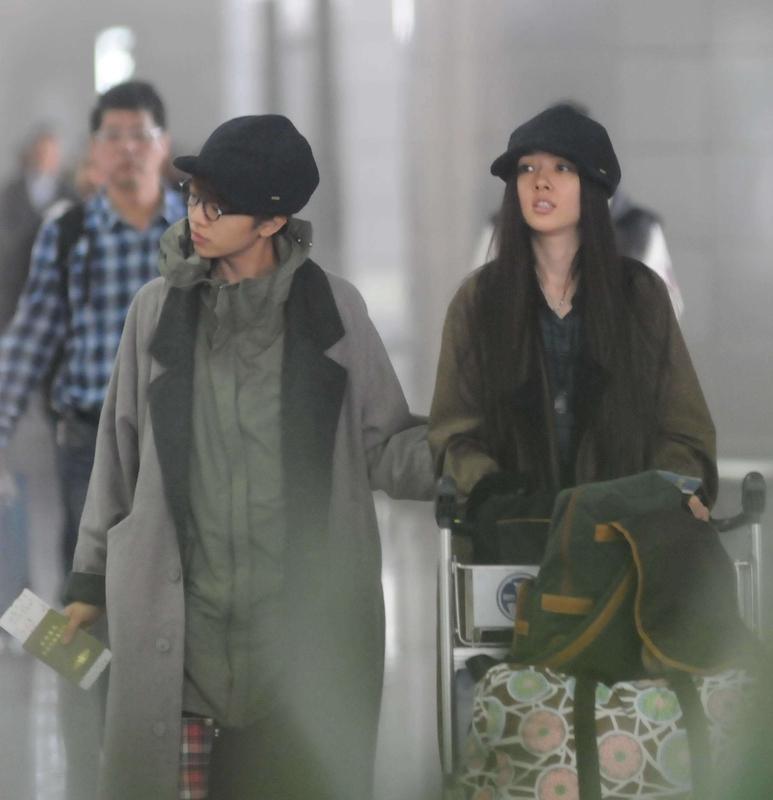 12月21日，郭碧婷带5岁女儿向芷（小奶黄）给向佐送机的画面曝光，太好哭了。送