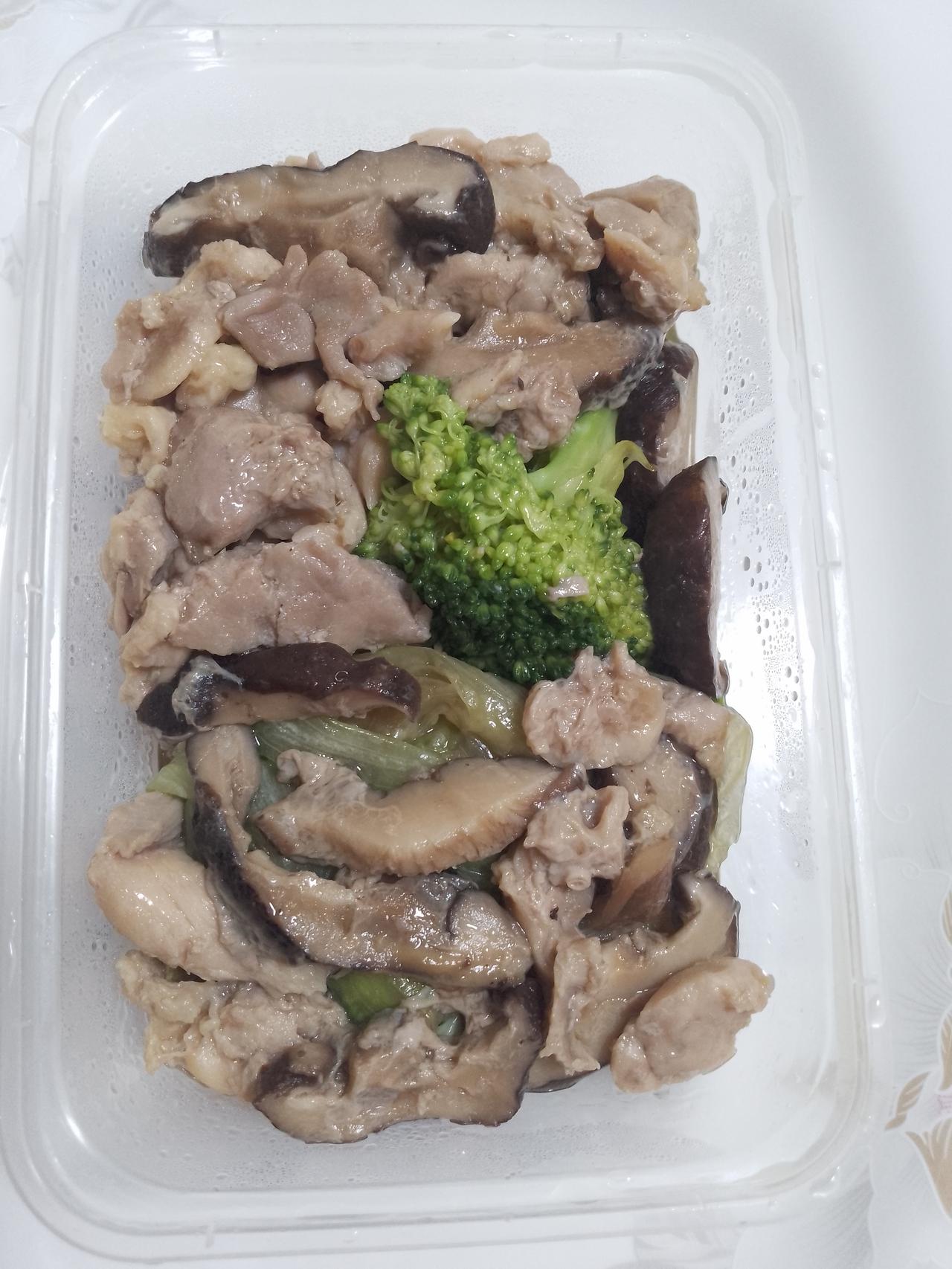 广州请钟点工是每小时按35元一45元计算，就是上门煮饭和收拾一下，但是如果代购送