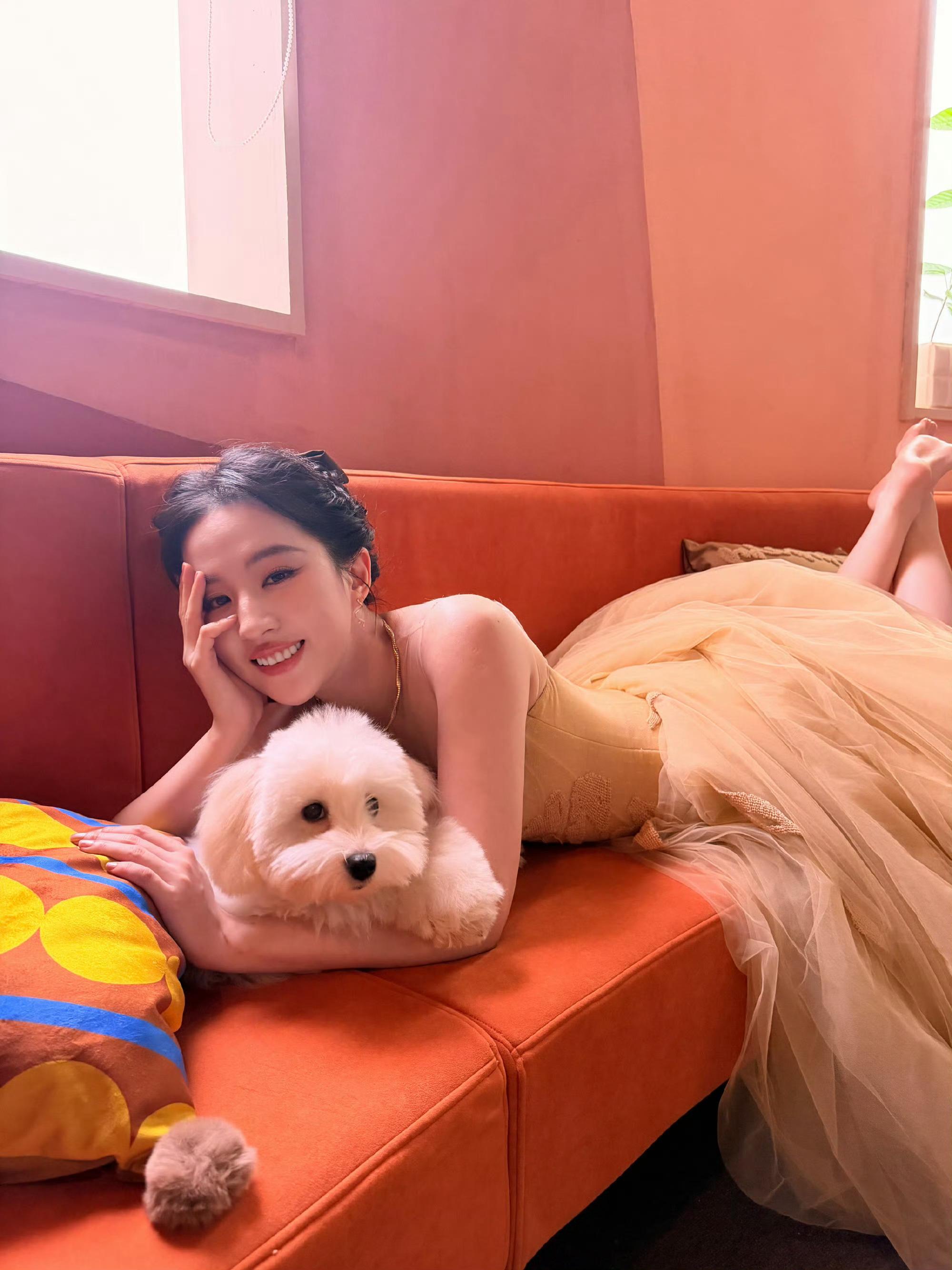 刘亦菲好俏皮刘亦菲公主和狗狗公主和狗狗，俏皮又可爱