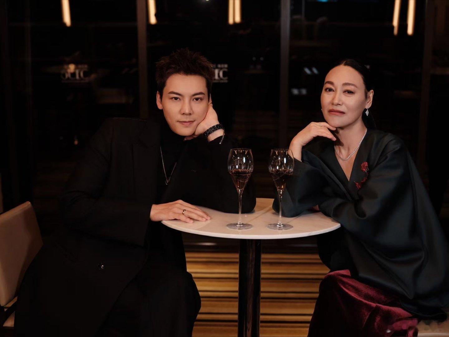 惠英红陈伟霆女财阀和继承人弟弟惠英红的气质冷冽而高贵，陈伟霆则是温润中带着锋