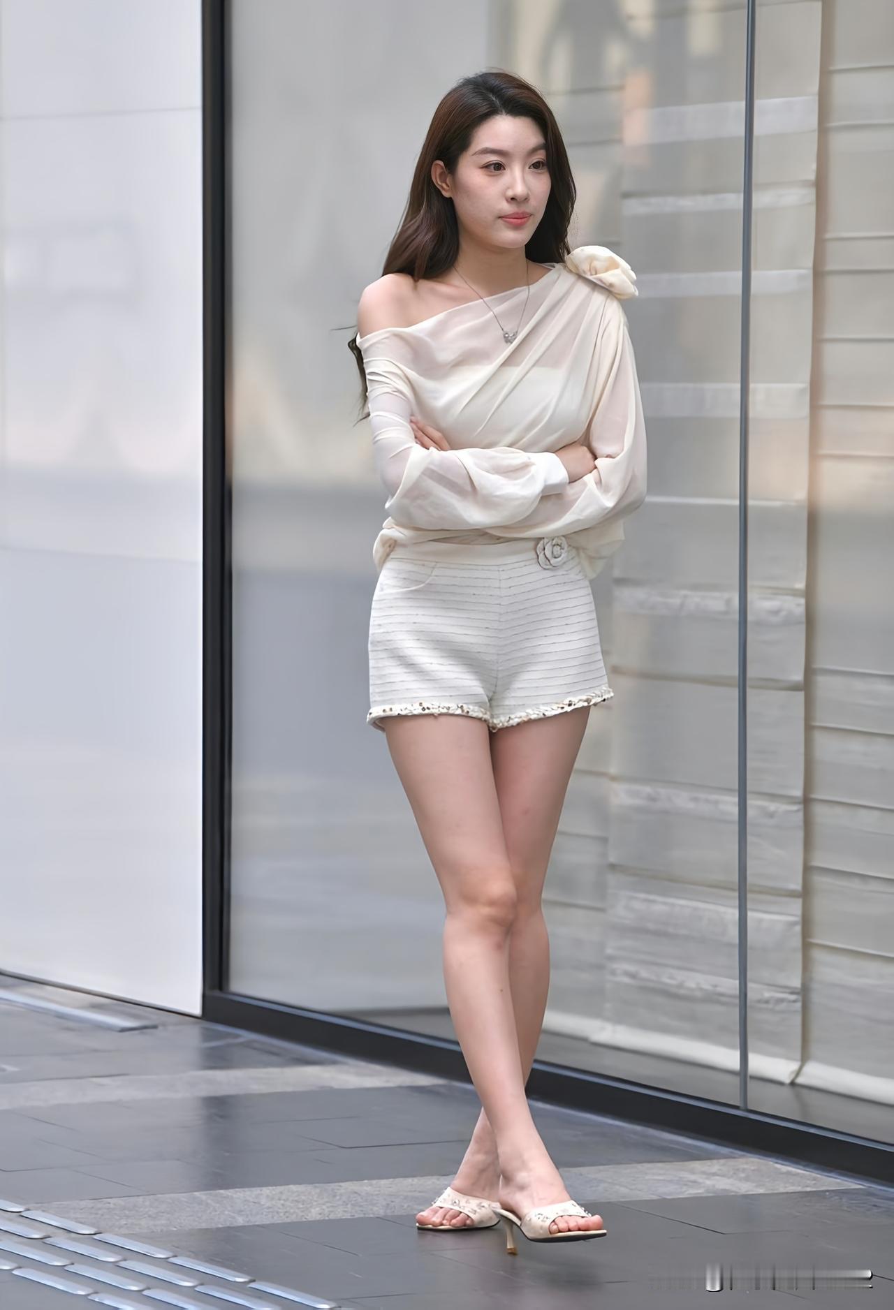 优雅气质穿搭，米色露肩上衣搭配白色短裤，轻松展现时尚感
