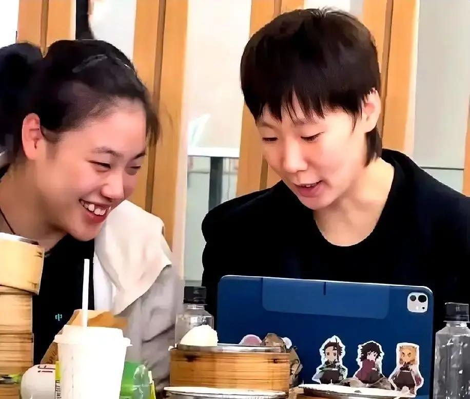 王曼昱，世界第三，冷面战神，反手一拧能把球钉在台角。徐奕，05后小钢炮，正