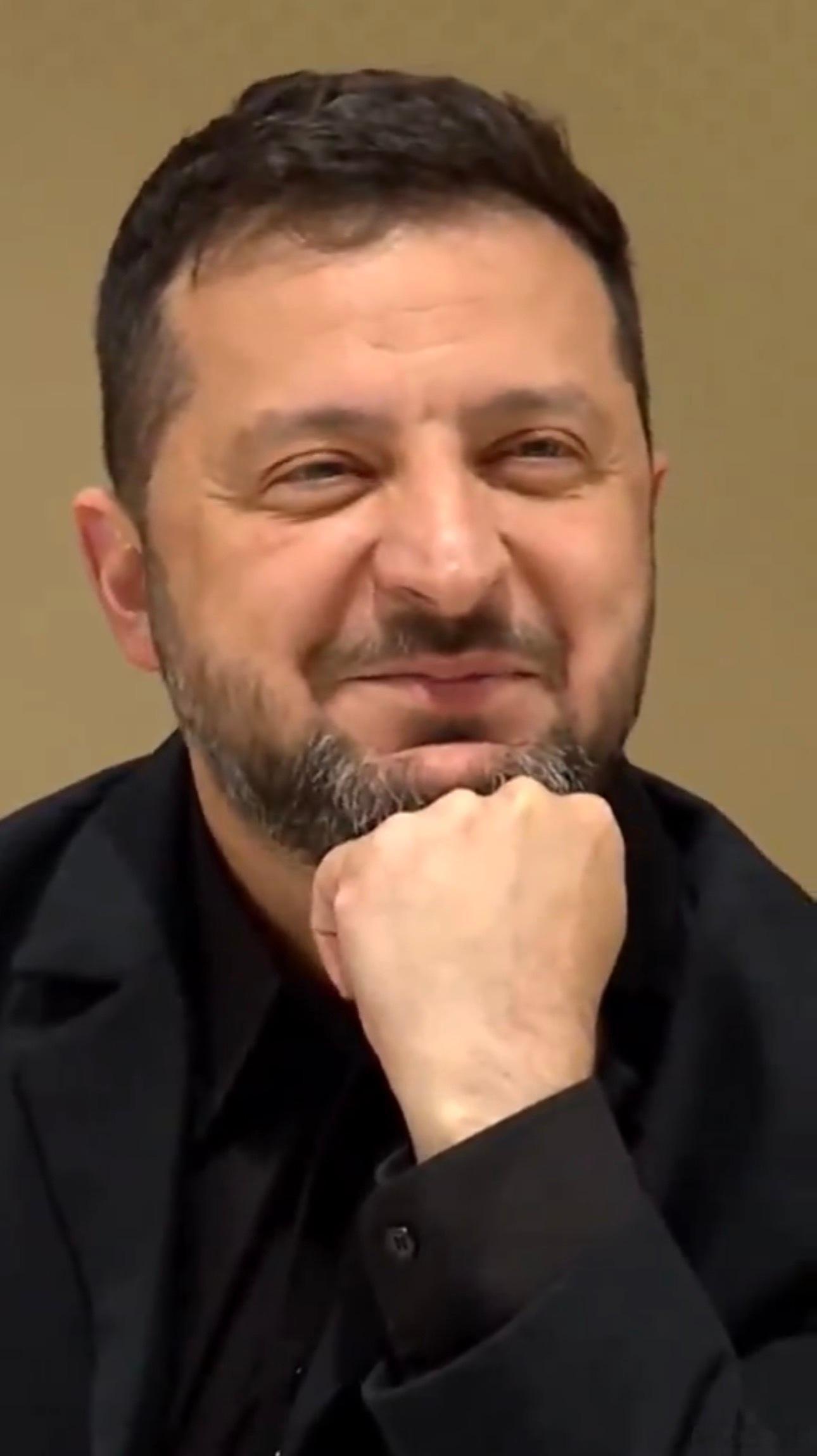 🇺🇦🇺🇸泽连斯基反击唐纳德·特朗普：“我相信他真是太蠢了！”当被问及乌克兰是否还有希望时，总