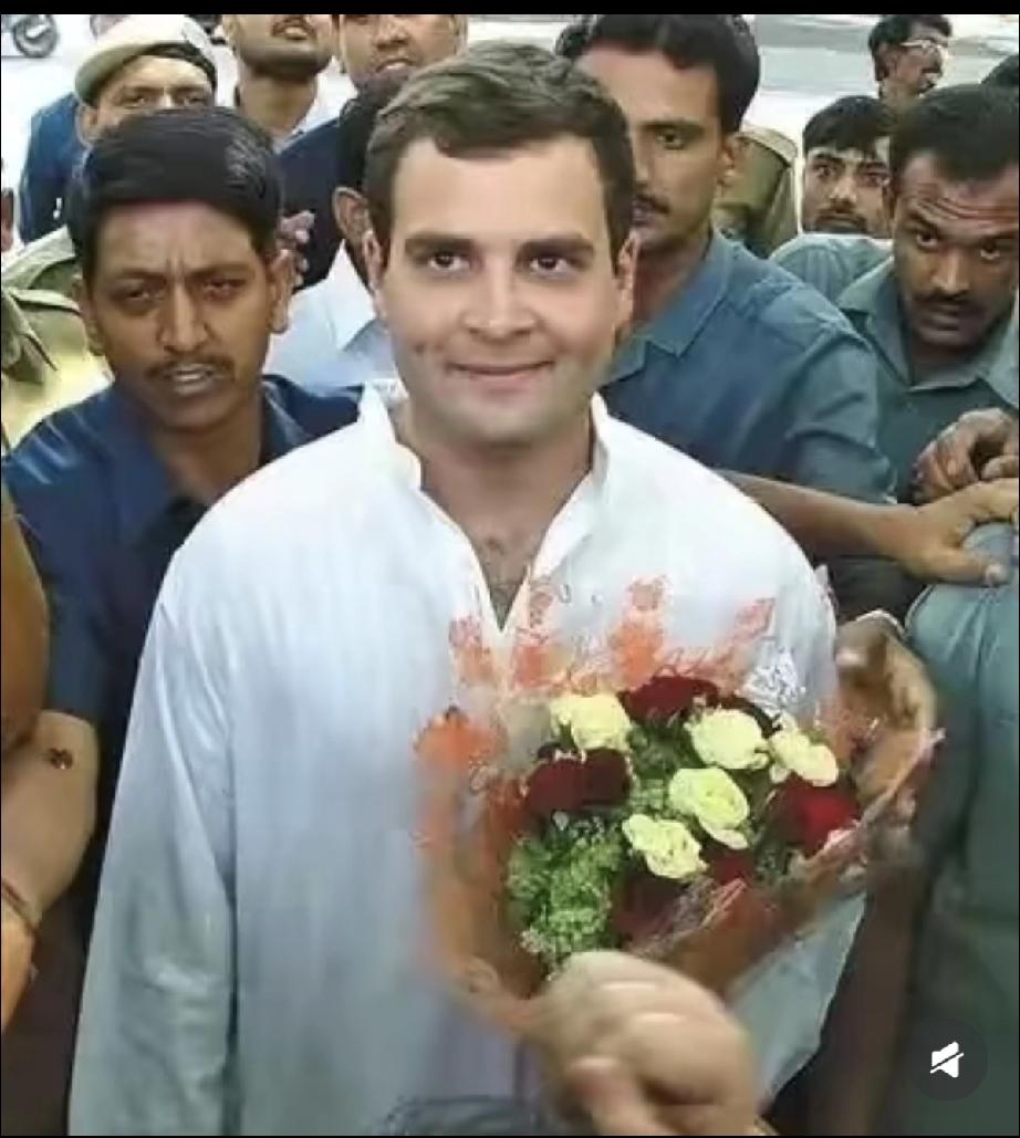 年轻的莫迪很帅气，他手拿一束盛开的鲜花，微微一笑的样子好可爱；胡子白、头发白的