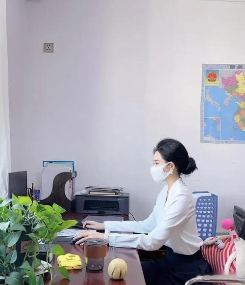 湖北大冶，女子是办公司主任，在公司干了10多年，某天突然接到老板电话，让她洗窗帘