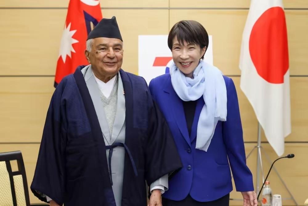 尼泊尔总统鲍德尔在日本等了两天，终于见到了日本首相高市早苗，比较尴尬的是日本首相