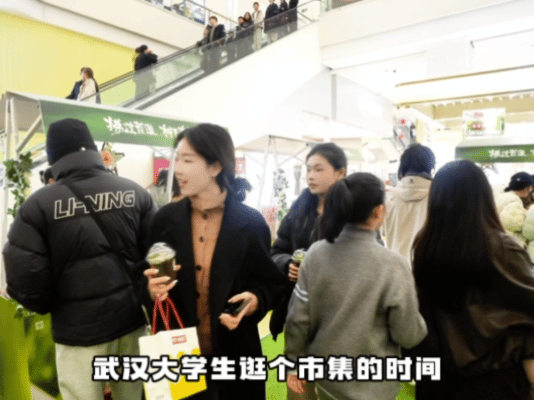 武汉大学生喜提梭梭树主理人身份春天给武汉的请柬春日逛市集，公益不缺席！武汉大学生