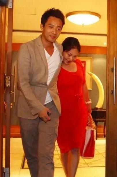 很多人都说小S主持风格太奔放、太大胆，和其他女主持人差别特别大，显得很另类，感觉