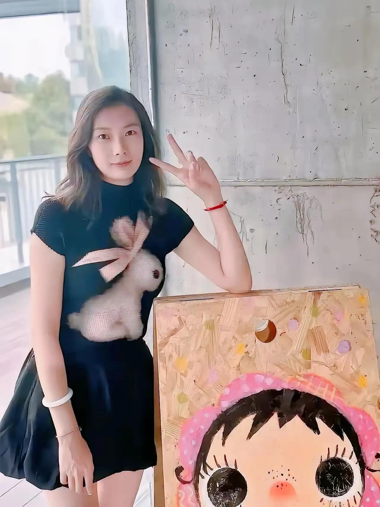 猛一看和仔细一看还真不一样设计师好有创意这样的服装真独特穿上这样独特的服装