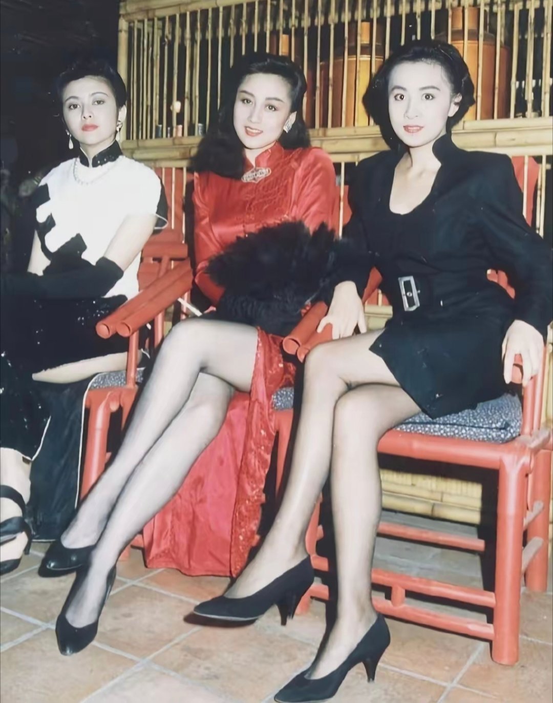 星驰说，美女是对比出来的，利智与关之琳、刘嘉玲的合照，明显还是利智更漂亮​​​