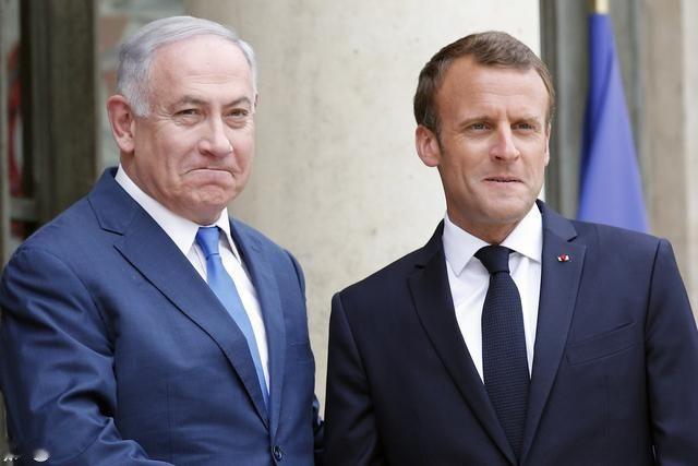 内塔尼亚胡76岁，马克龙48岁，但马克龙额头上的皱纹貌似比内塔尼亚胡的还深。或许