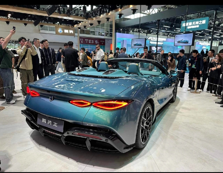 从原来公司离职后，你还愿意在公开场合见前老板吗。北京车展上原比亚迪腾势品牌销售总