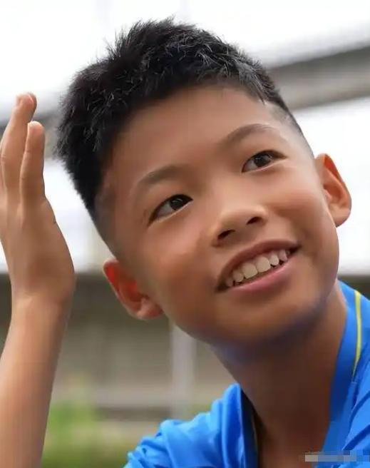12岁南京足球小将孟新艺在欧洲国际青少年赛场点球绝杀夺冠后，一段采访内容引发全