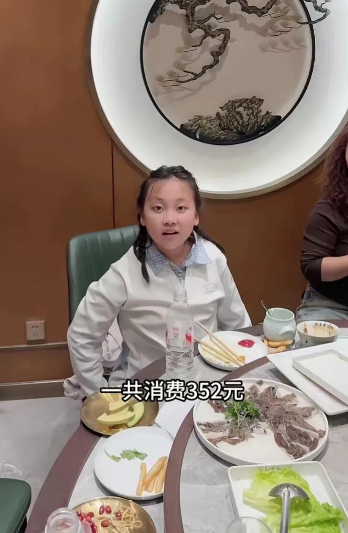 今天是小女孩的生日，爸爸妈妈带着她去了饭店，爸爸还打电话把女孩的舅舅喊了过来。吃