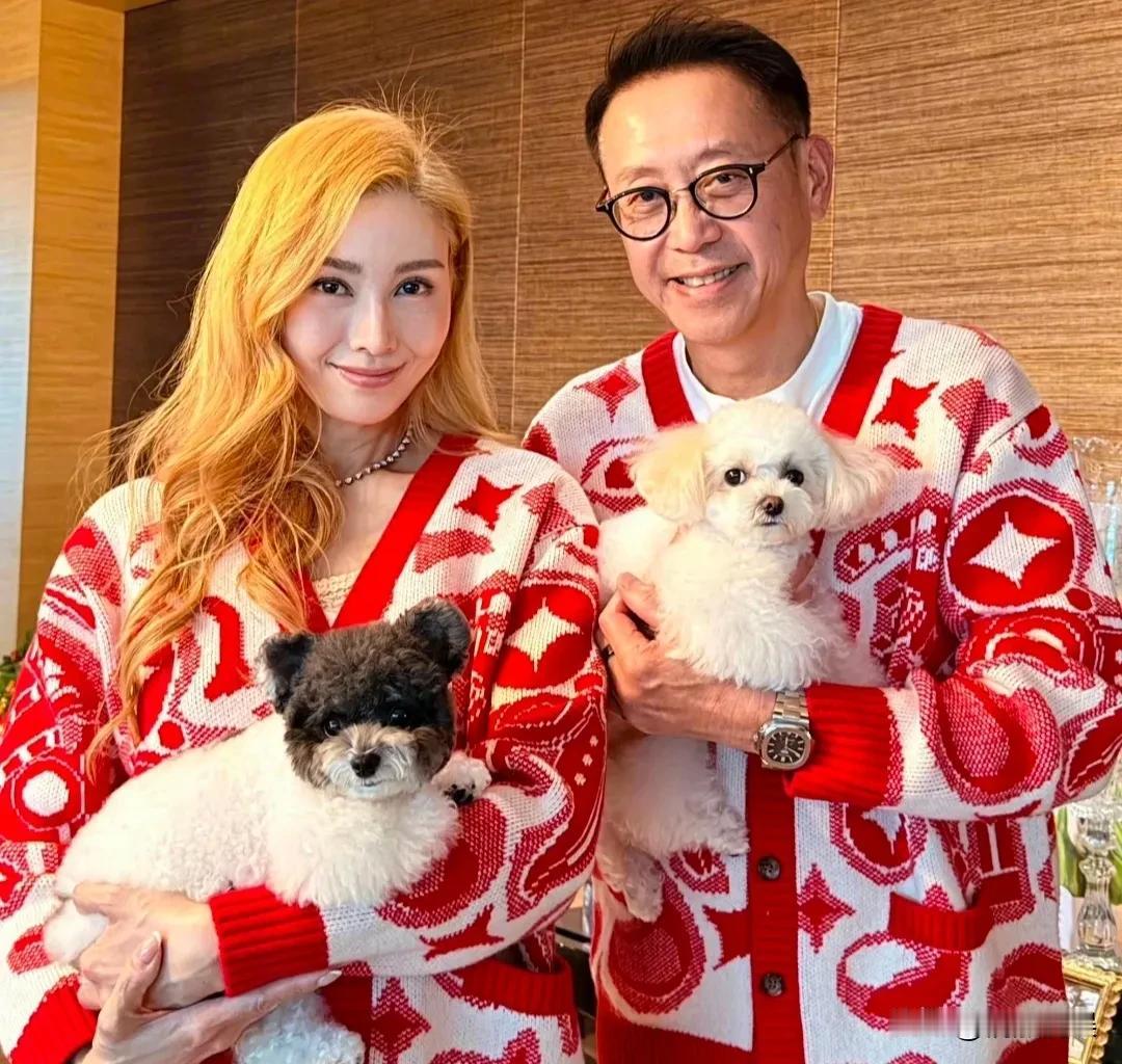 李嘉欣马年晒美照，和老公许晋亨穿着情侣毛衣，“香港第一美人”的脸蛋仍然好上镜啊！