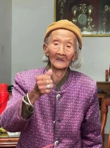 “中国长寿之母”今年元旦离世，1902年出生的林蛇母，共有100多名儿孙
