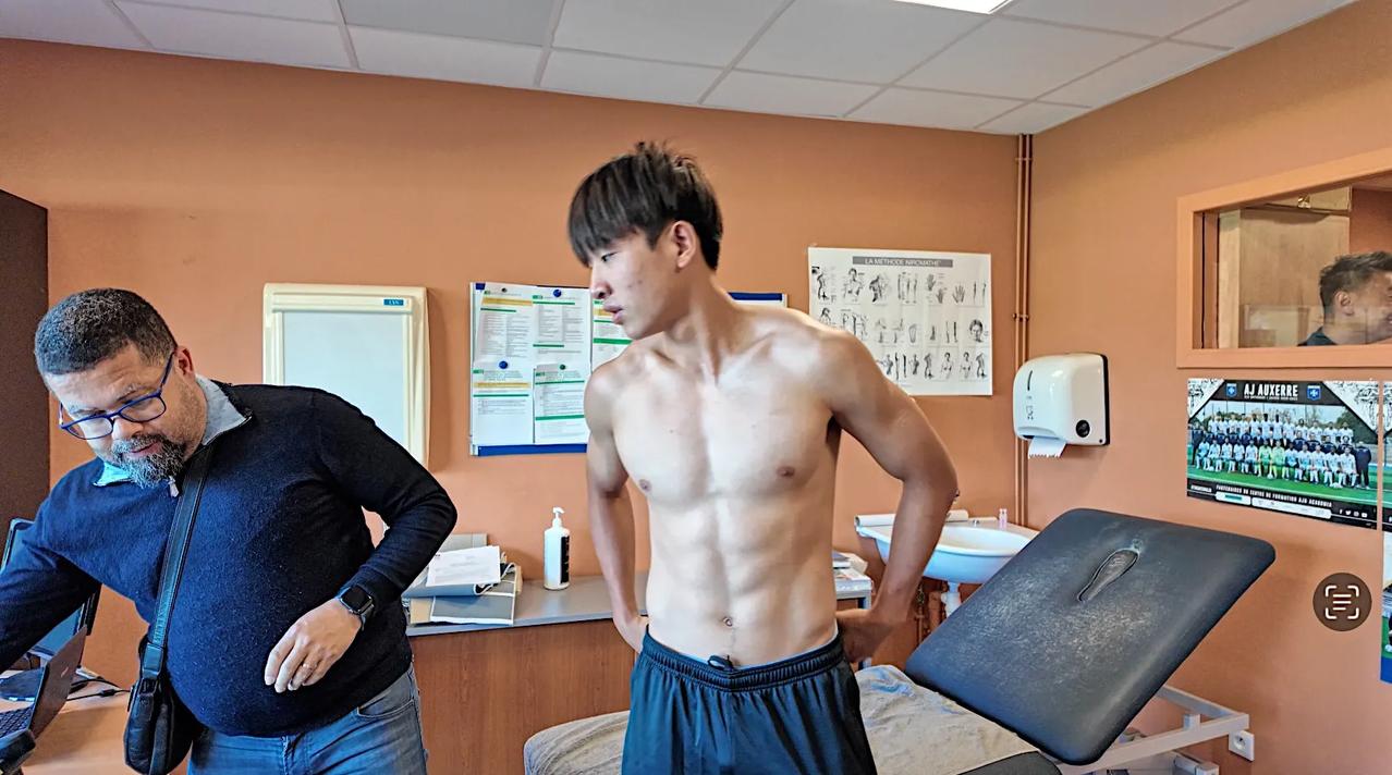 年仅17的他为什么能踢上中超？为什么能被欧洲球队看中？你看看他的胸肌和腹肌，是不