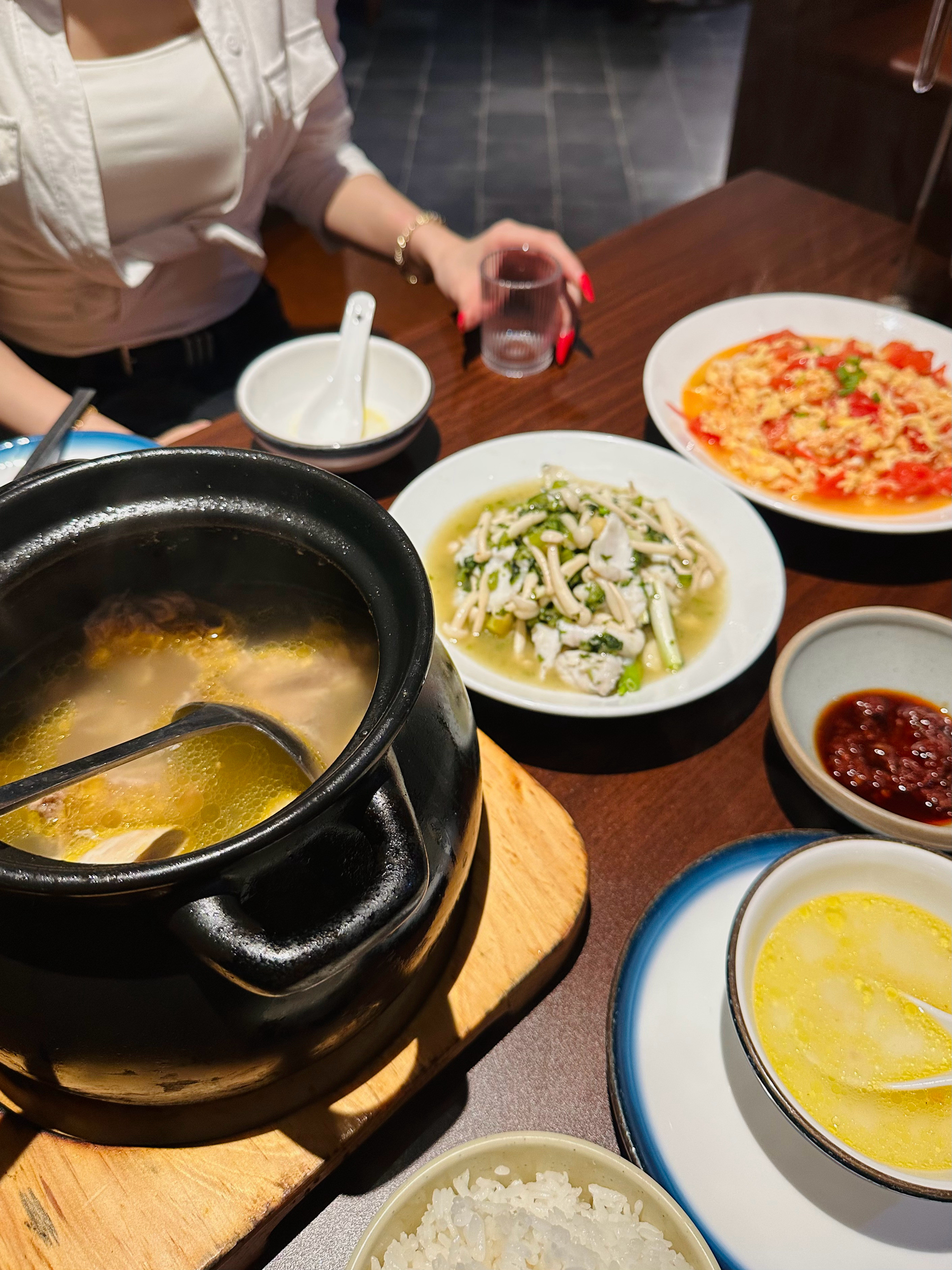 好幸胡休息日悠哉悠哉在西湖边喝下午茶吸氧然后散步到一家土家菜馆吃饭！！晚上再