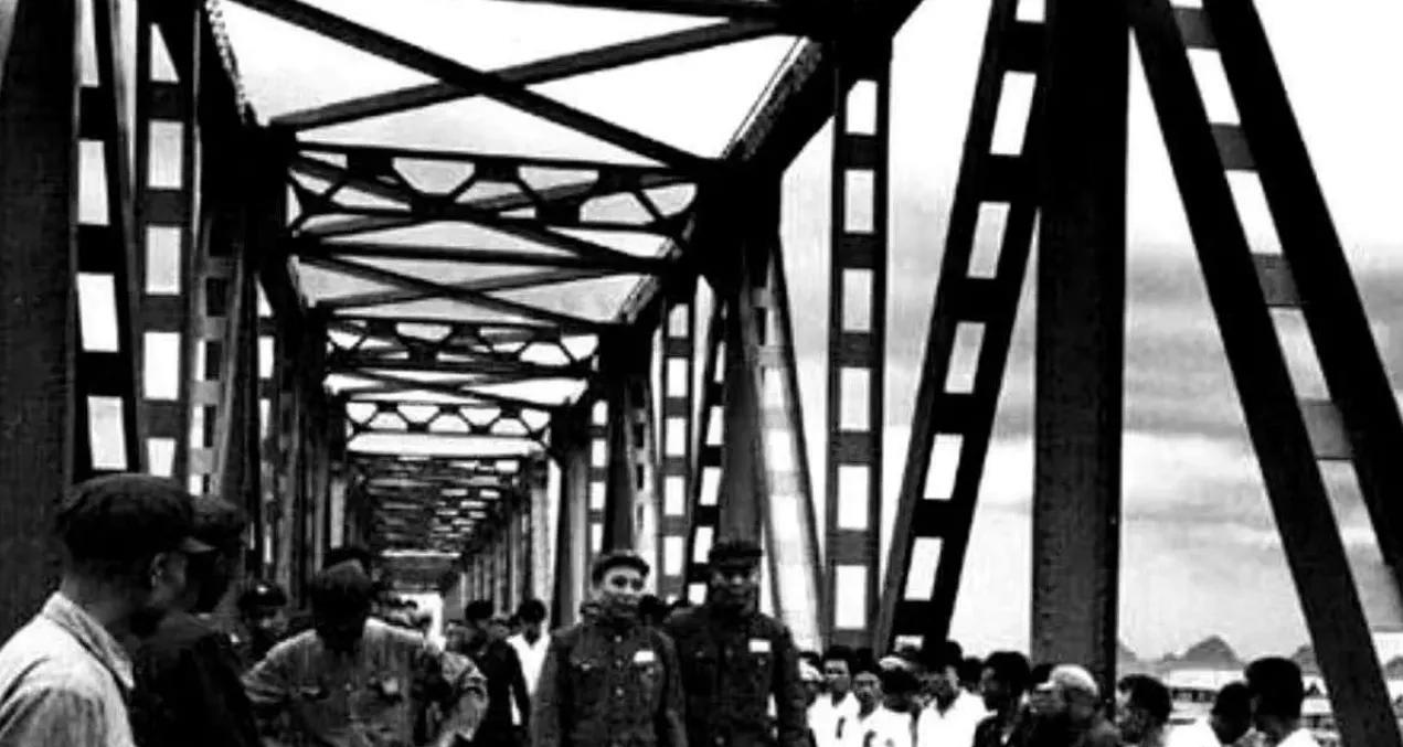 1957年，铁道兵司令王震上将遇到3个海军军官大声喝酒划拳。王司令走上前去，问：