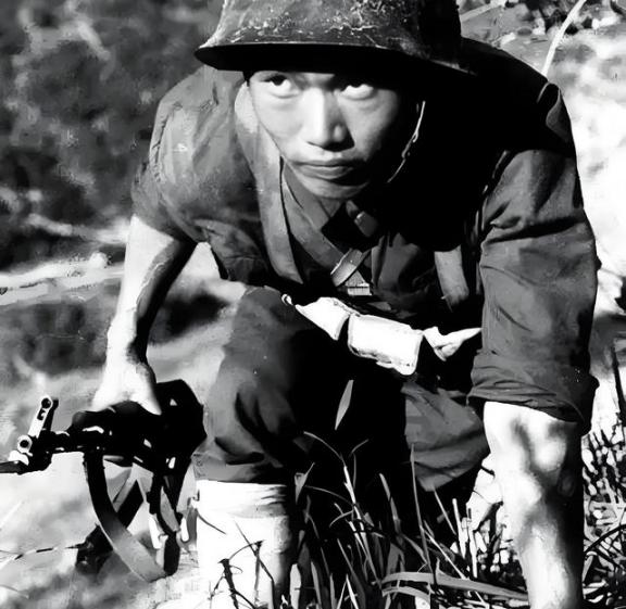 1984年，一22岁战士误闯入一个山洞，他发现里面竟都是女人，然而就在战士摸出手