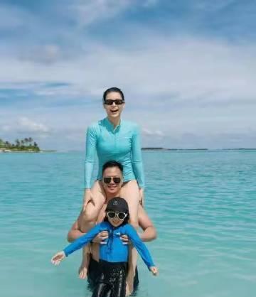 胡杏儿晒马尔代夫游玩照，和老公扛三个乖儿子，李乘德实力宠妻儿！