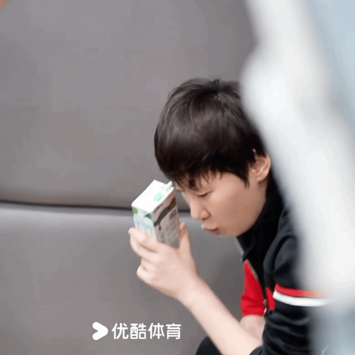 看王曼昱喝牛奶，小脸也润嘟嘟的！太可爱了！成都混合团体世界杯，王曼昱上场比赛前