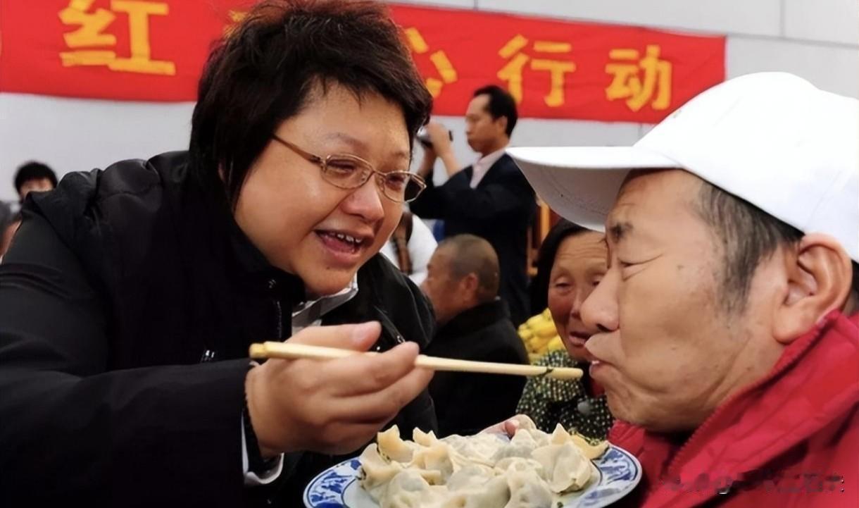 名人，无论从自身思想、才学、遗传基因、后天的努力，必有过人之处和真才实学。而不是