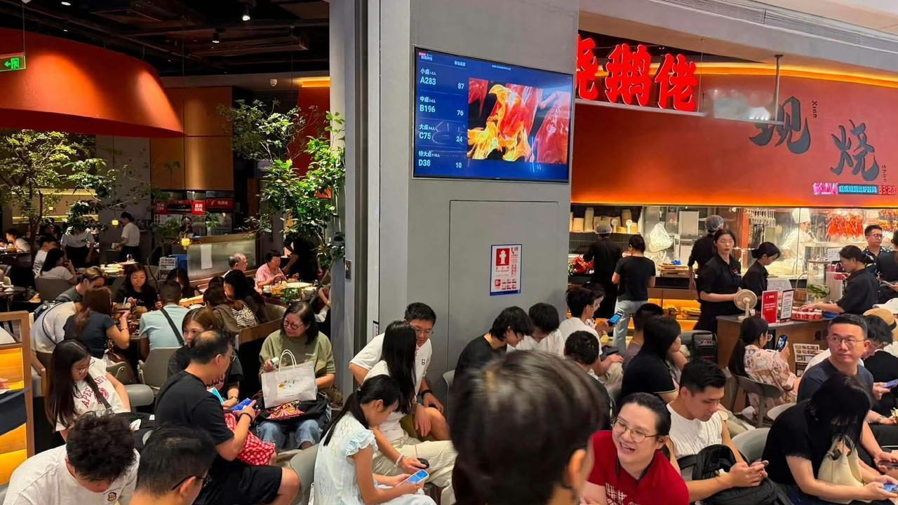 香港网友：假期的福田卓越中心，处处可听到广东话，预计6成都是香港游客。