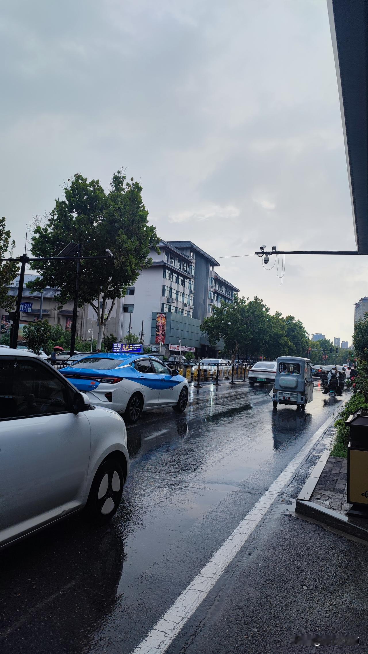 8月14日，下午16点左右，开封市主城区范围内临时大雨倾盆，但过了郑开大道与第8
