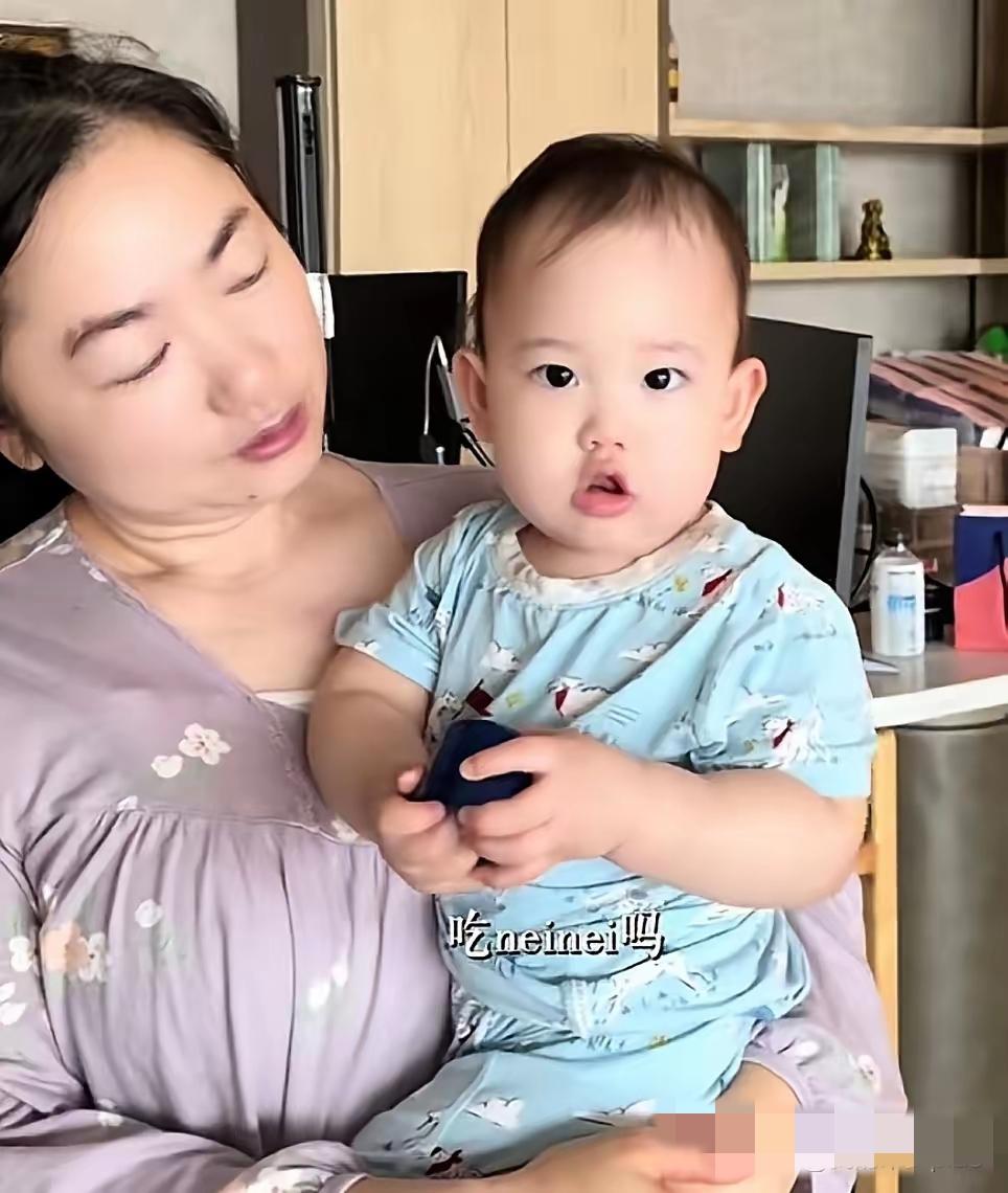 张檬夫妇携子乔迁新居，入住宽敞大平层。11个月大的儿子Dylan因蛋清过敏，食用