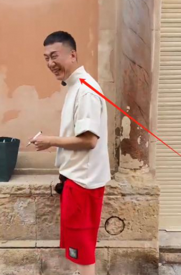 54岁孙红雷西班牙被遇：脸垮消瘦，红裤超吸睛