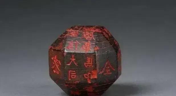 1981年，陕西一学生在路边捡了个“发光的黑球”，不顾母亲责骂悄悄地带回了家。