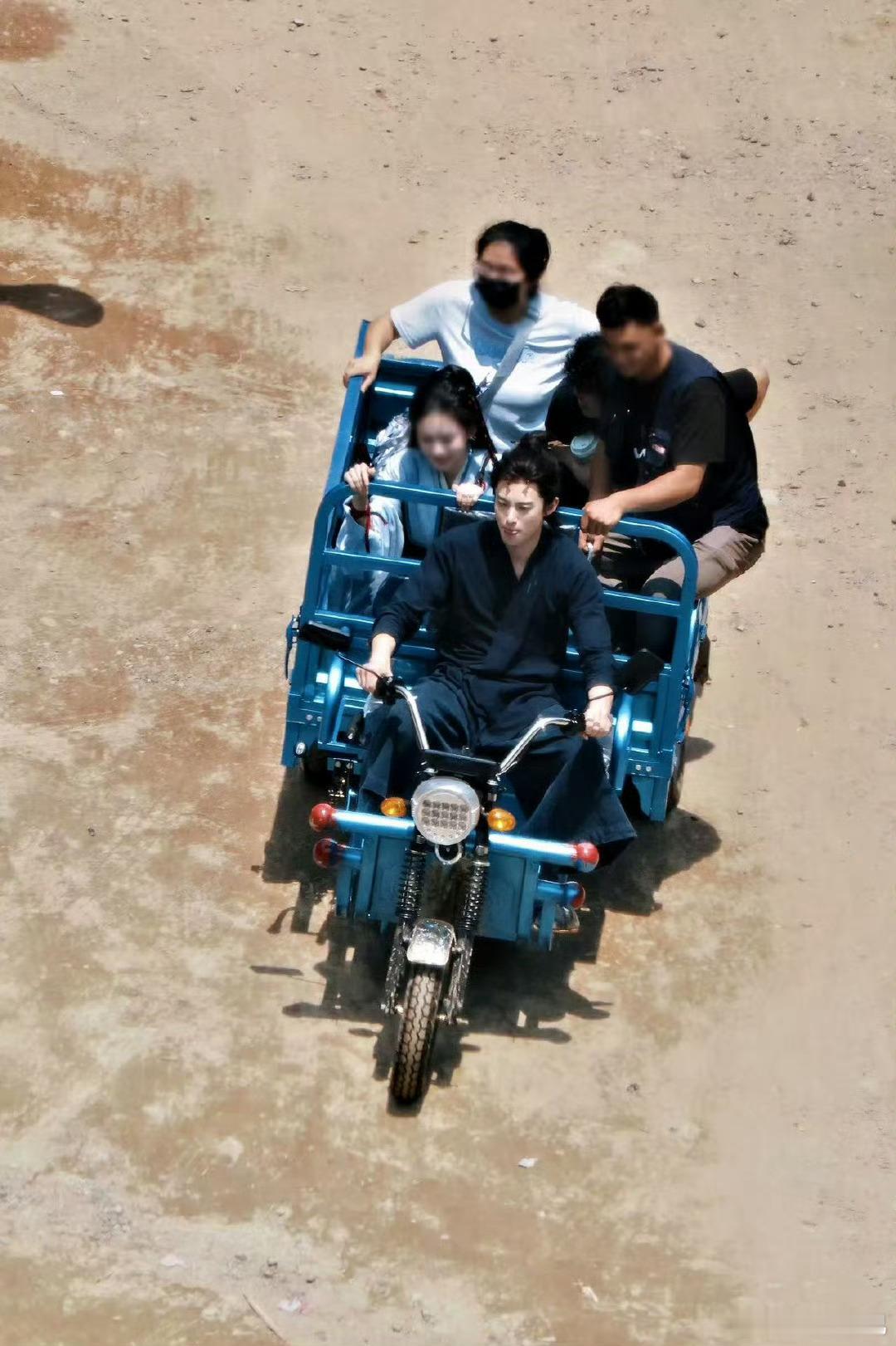 王鹤棣把外衣脱了只留内搭这一身更是权威[滑稽笑]​​​