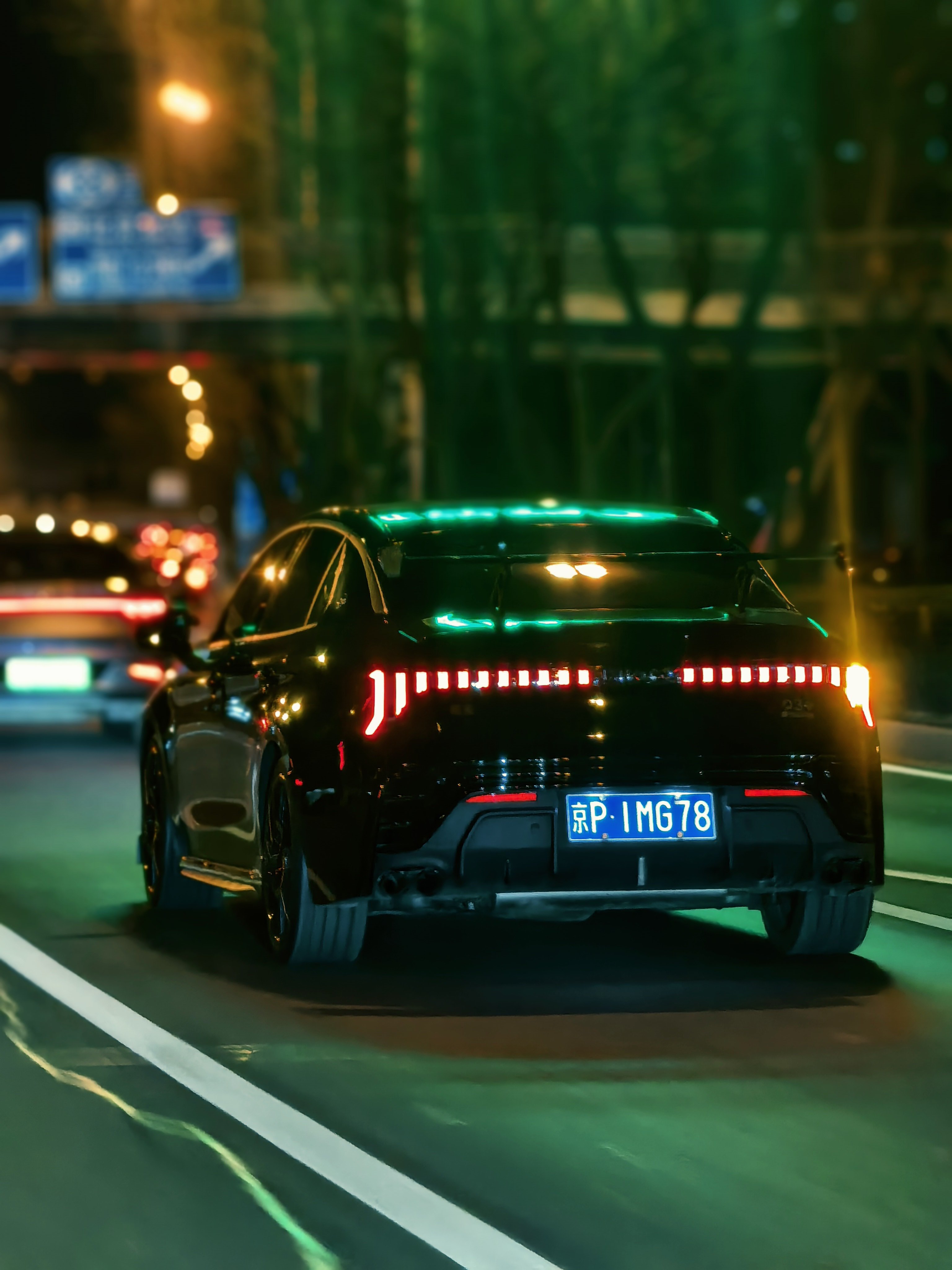 兄弟们来猜个车和型号，带大尾翼的你受得了么？第一个猜对🧧