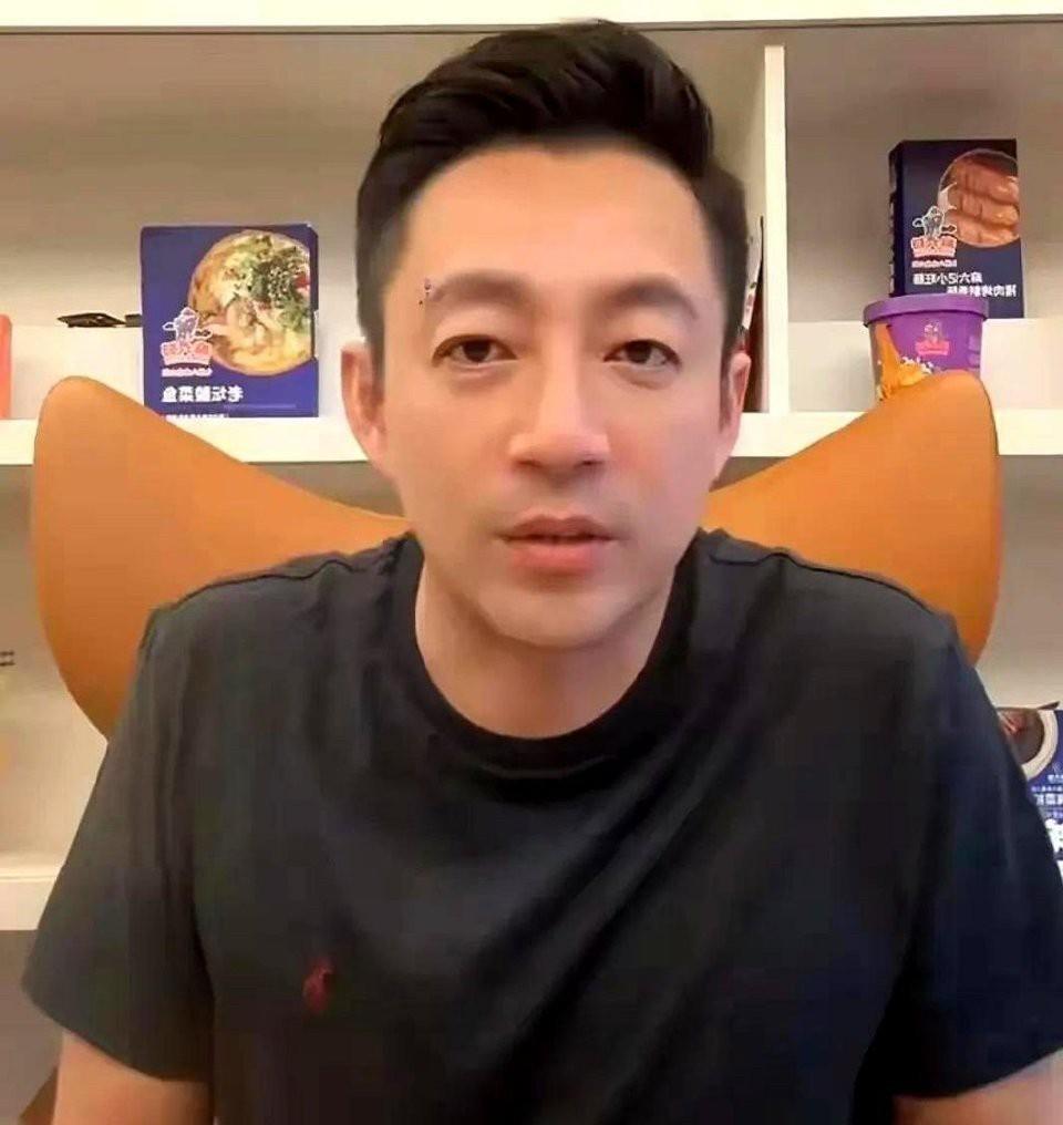 端午节期间，汪小菲和徐家又上演了一场“暗战”。汪小菲高调炫耀女儿，开着跑车带孩