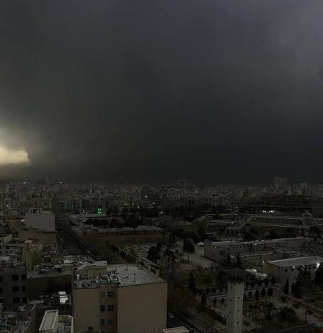 炸裂！德黑兰突降黑油毒雨，白天瞬间变深夜，整座城市被黑云笼罩，雨水带毒可灼伤皮肤