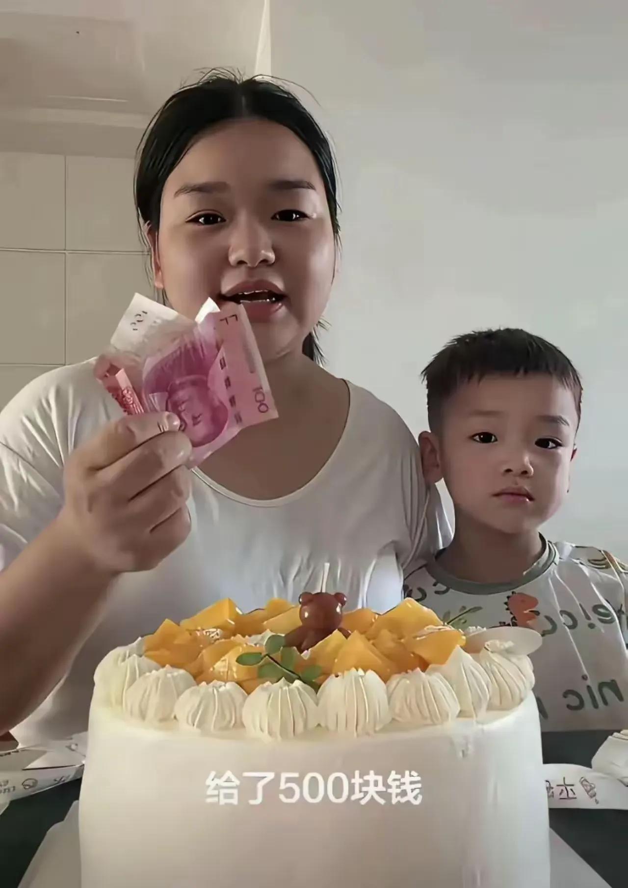 有位女士在网上吐槽自家小姑子。自家儿子过生日，孩子姑姑送来一个蛋糕，另外包了5