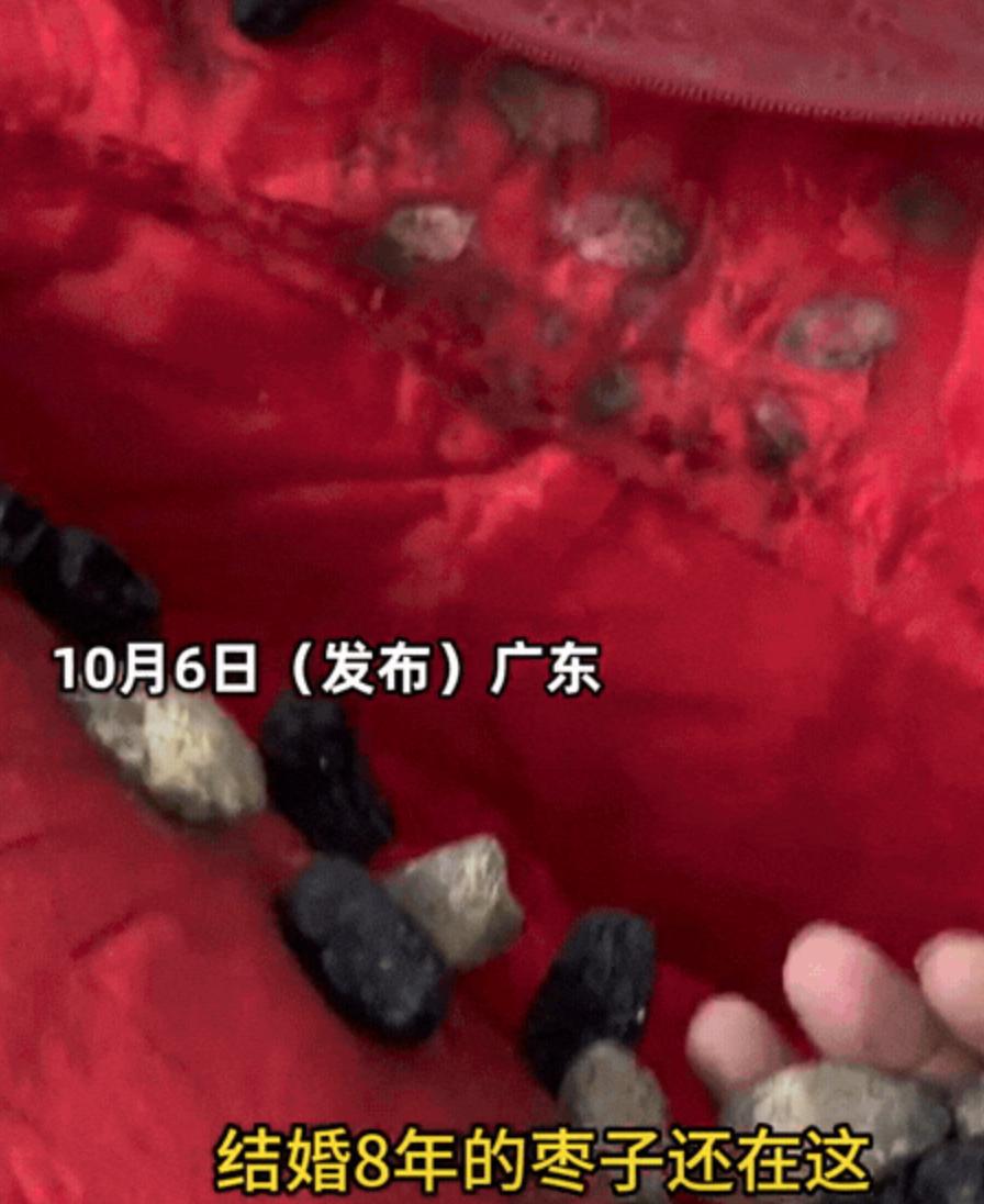 万万没想到！广东，女子打扫卫生，在柜子里发现8年前结婚铺床用的喜被，她心想里面肯