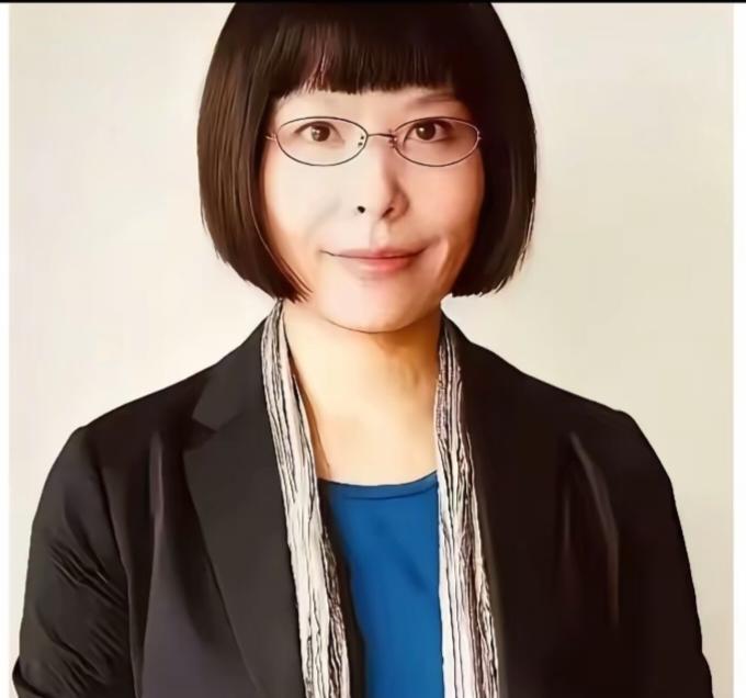 清华美院的丁荭教授看到了吧，网友把你最真实的样子画出来了。你喜欢不喜欢，觉不觉