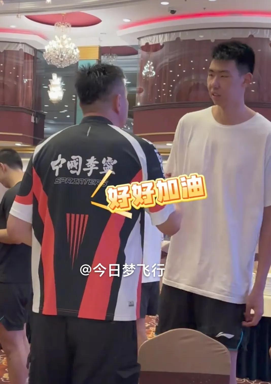 #头号创作者激励计划#广东队为杜锋庆生：徐昕送祝福，王洪泽领唱，杜润旺想按头不敢